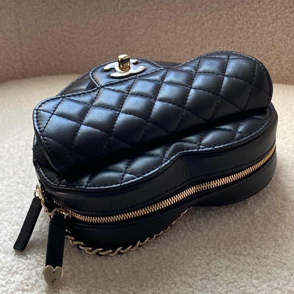 CHANEL Large Heart Bag black CC 22S Lambskin Leather Crossbody NEW Authentic - Picture 13 of 16